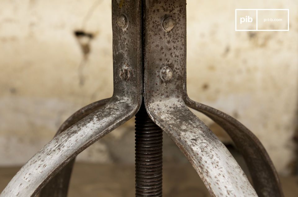 Die schöne Oberfläche des Bodens ist leicht oxidiert grau.