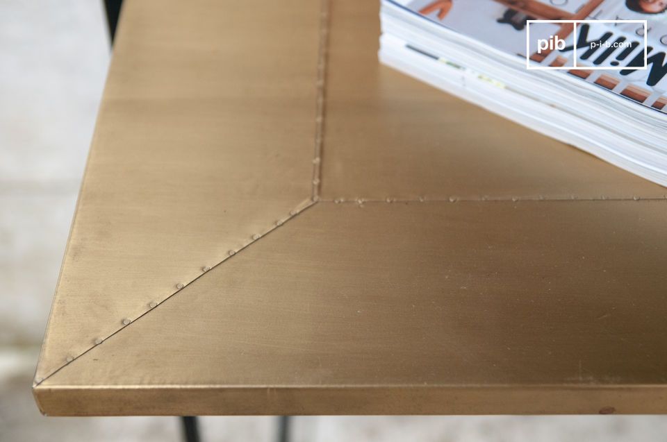 Die Tischplatte ist an den Ecken mit Nägeln versehen, um einen industriellen Look zu erzeugen.