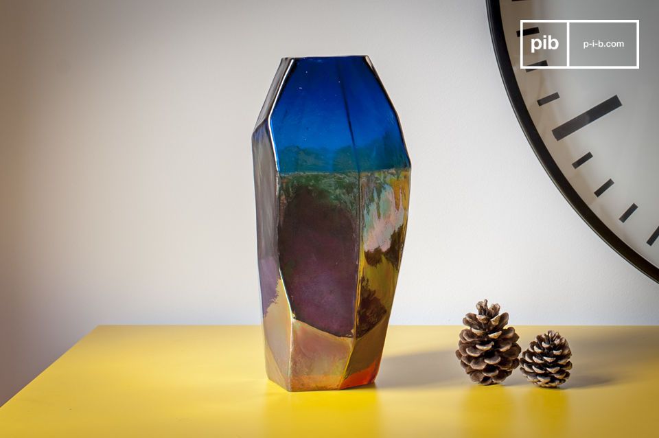 Die Vase hat eine besonders designorientierte Struktur.