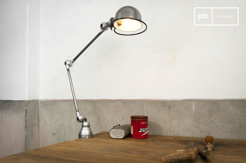 Diese Jieldé-Lampe ermöglicht eine vollständige Optimierung der Arbeitsfläche.