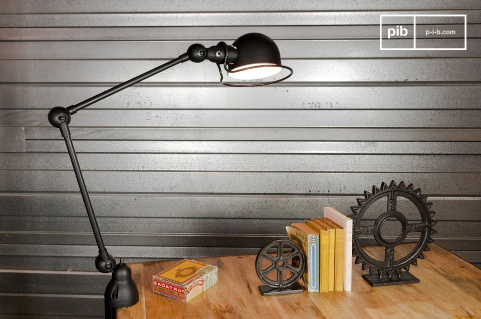 Ausgestattet mit 2 Armen von je 40 cm ist diese Lampe ein Klassiker der Jieldé Loft Kollektion.