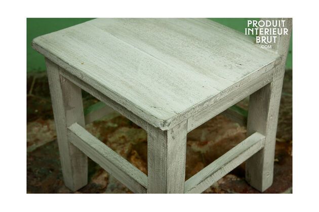 Kinderstuhl aus gebleichtem Holz