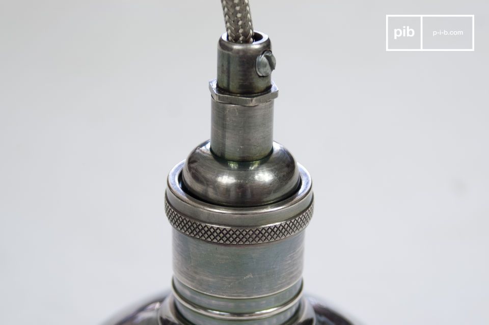 Sockel, sichtbare Schraube und Kabel mit einem Metallgeflecht überzogen.