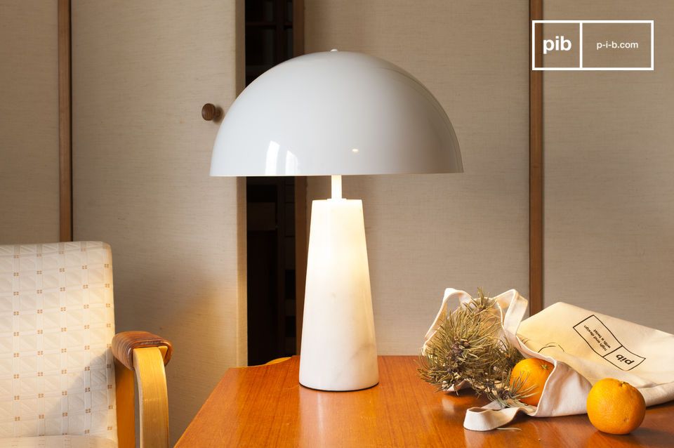Hervorragende weiße Lampe mit einem raffinierten Design, inspiriert von den 70er Jahren.