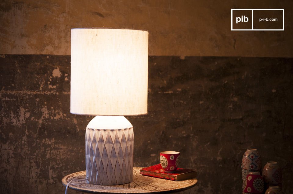 Die Lampe Roméo ist eine Lampe aus weißem Terrakotta deren Struktur einen romantischen Charme
