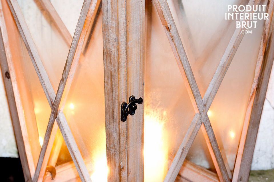 Eine große Holzlaterne für die Beleuchtung Ihrer Terrasse