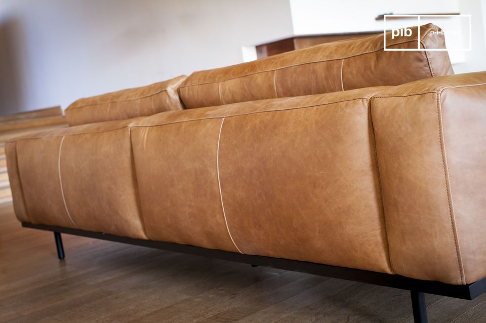 Die Rückseite des Sofas ist sorgfältig verarbeitet, so dass es in der Mitte des Wohnzimmers positioniert werden kann.