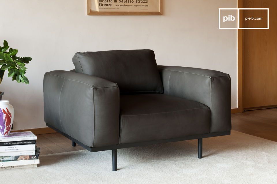 Ein charakteristischer Sessel aus grauem Leder, inspiriert von Modellen aus den 60er Jahren.