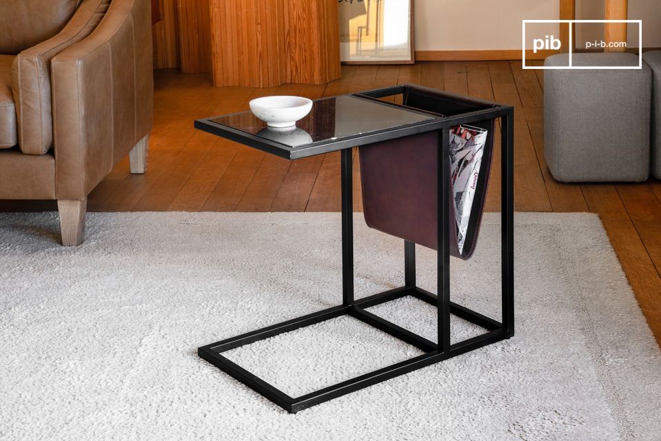 Ein Zeitschriftentisch aus Leder und elegantem schwarzem Marmor.