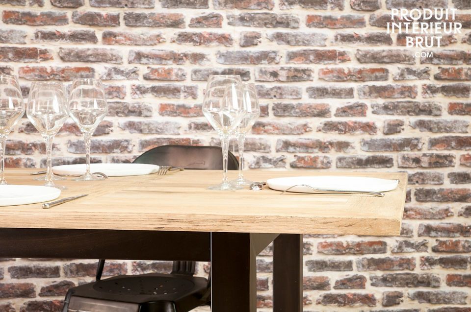 Entscheiden Sie sich für diesen Esstisch mit modernen Linien und einer Tischplatte aus