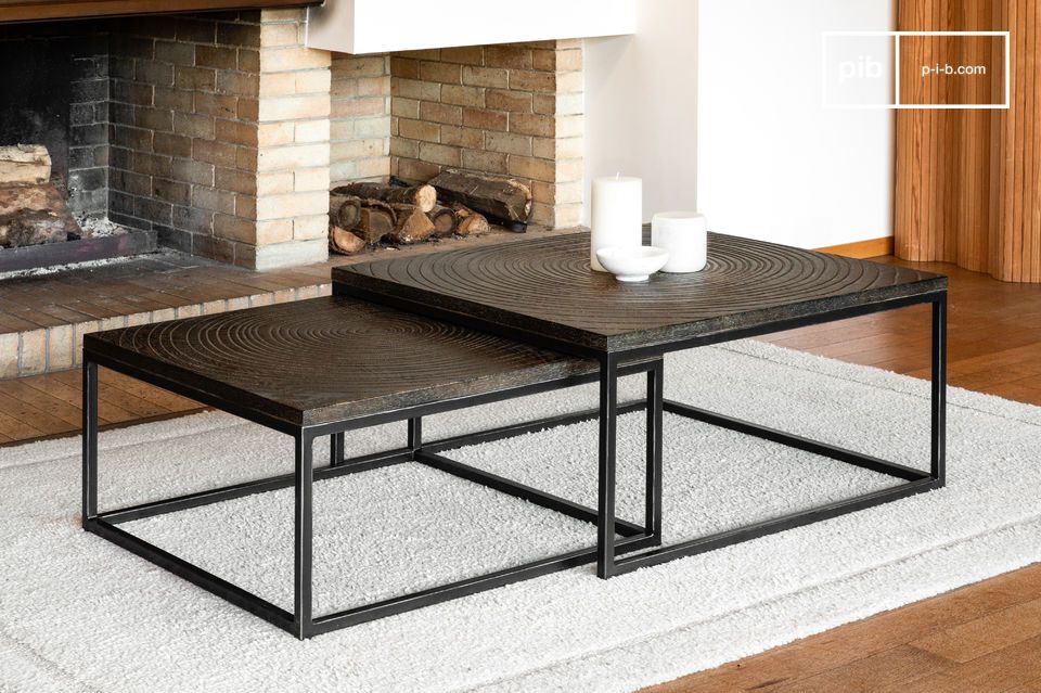 Praktischer Tisch aus dunklem Holz und schwarzem Metall mit tollem Charme.