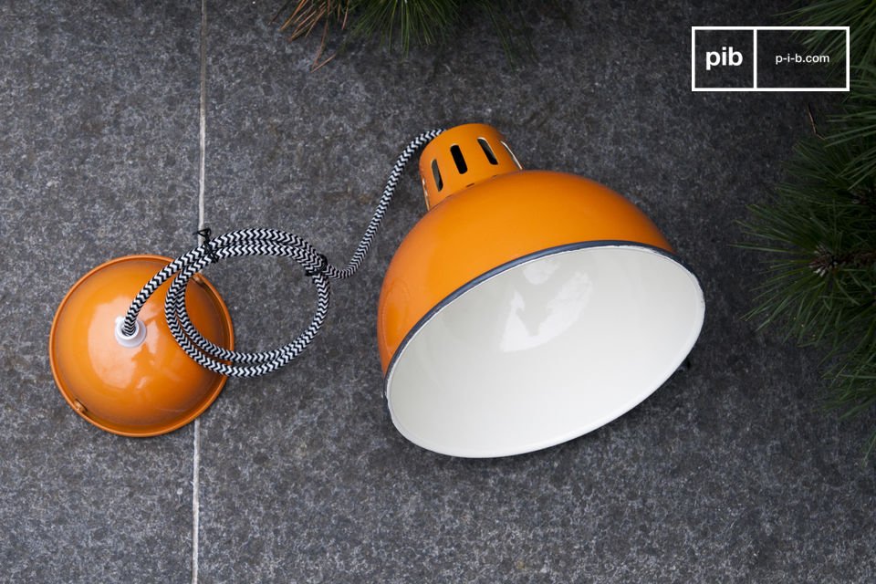 Die wunderschöne orange Verarbeitung der Lampe Snöl lässt jeden Raum hell erleuchten und trägt