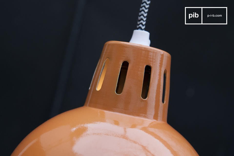 Das Kabel der Lampe hat ein weiß-schwarzes Zick-Zack Muster welches noch zusätzlich zum retro