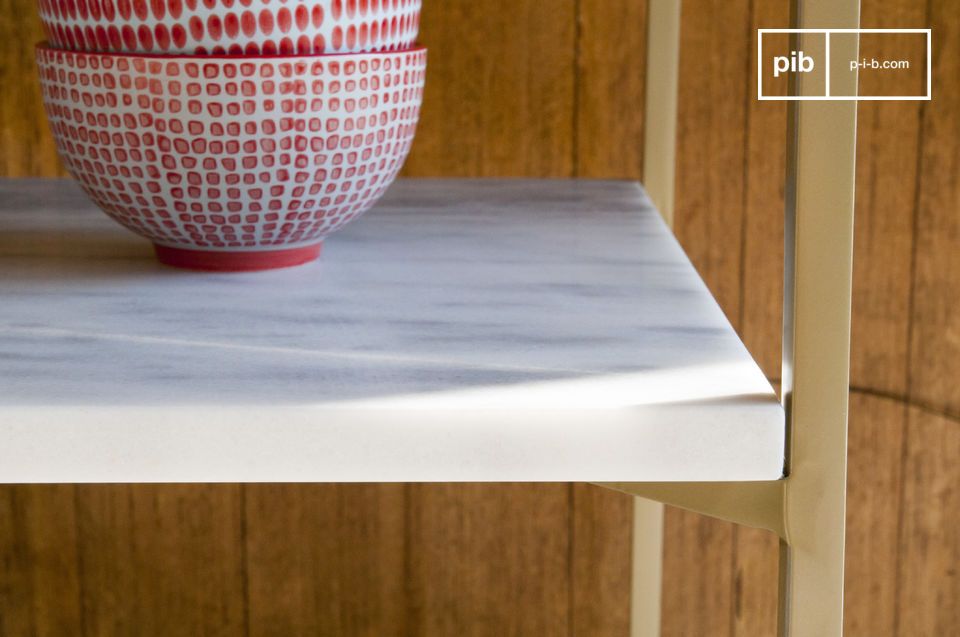 Hübsche Tischplatte aus weißem Marmor mit einer leichten hellgrauen Rippenstruktur.