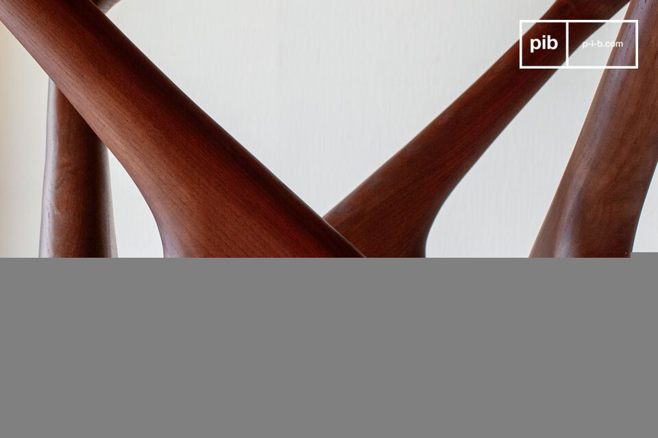 Dieser runde Tisch besticht durch ein klares Design, das vom skandinavischen Stil inspiriert ist