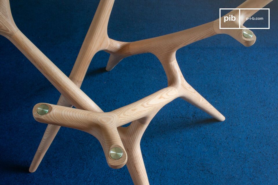 Dieser runde Tisch verkörpert die Essenz des skandinavischen Designs mit einem minimalistischen