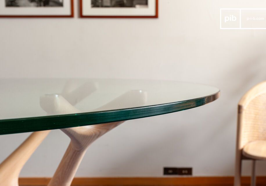 Er kombiniert die Transparenz einer gehärteten Glasplatte mit einem skulpturalen Gestell