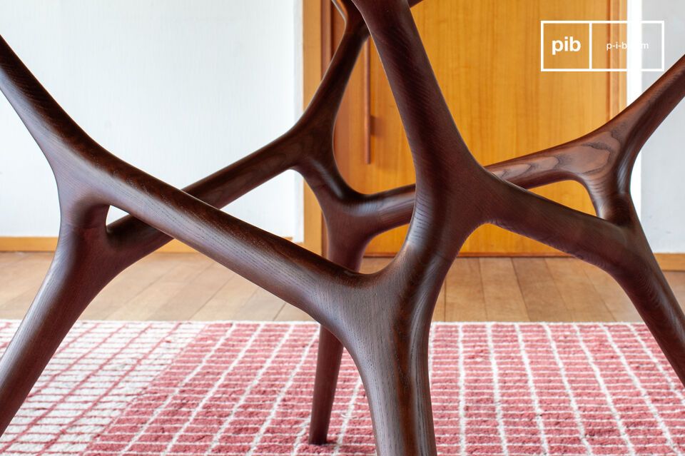 Dieser runde Tisch mit seinem klaren Design findet die perfekte Balance zwischen Schlichtheit und