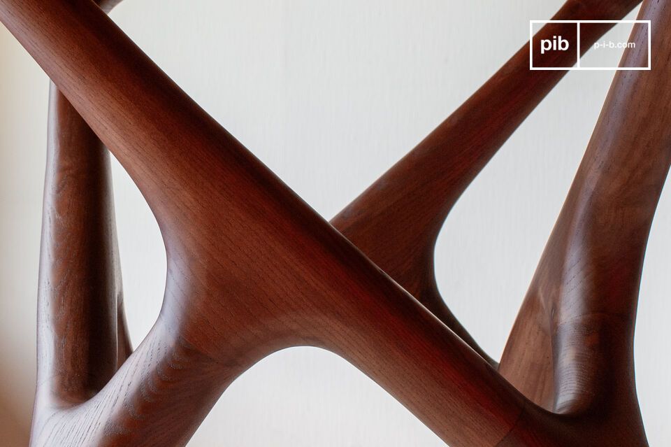 Dieser runde Tisch verkörpert skandinavisches Design