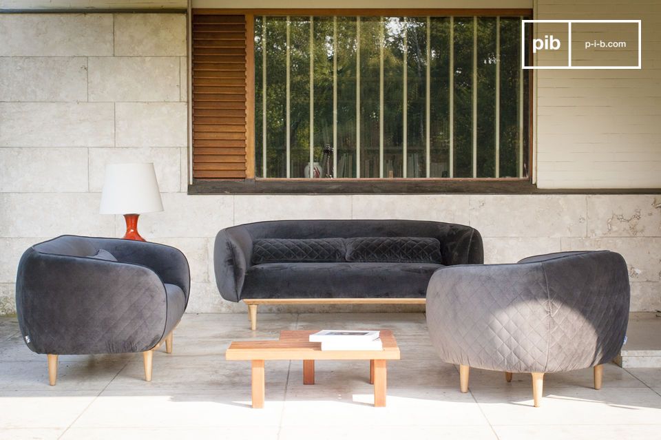 Ein graues Design Samt Sofa im originellem Stil 