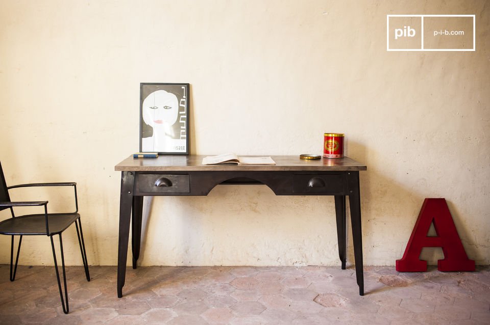 Eleganter Schreibtisch mit klassischem Schwarz und Holz-Look.