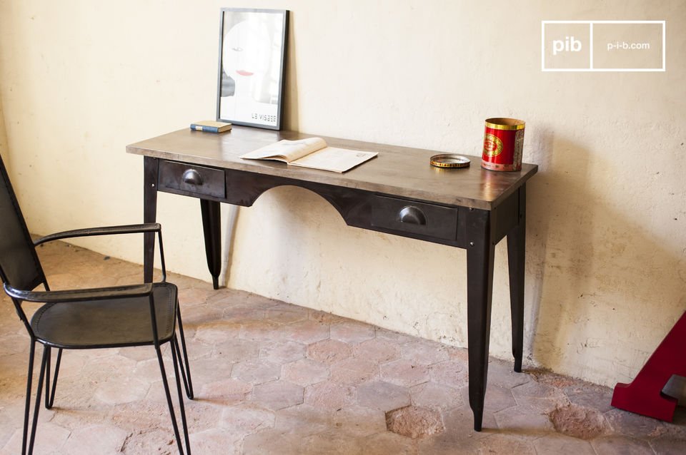 Der Schreibtisch kombiniert eine Rosenholzplatte und einen Stahlfuß.