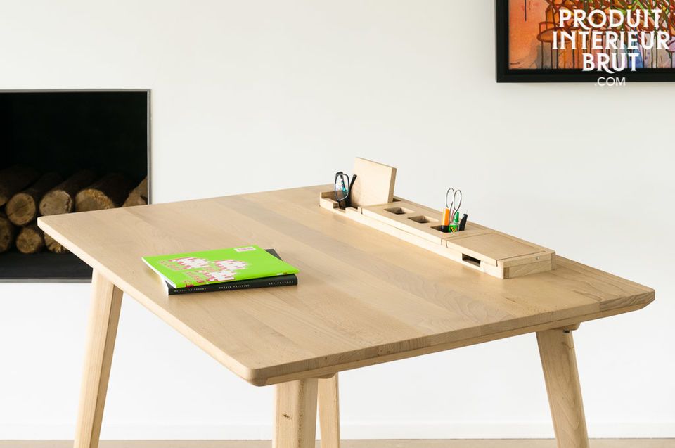 Der Schreibtisch Möka besteht ganz aus Buchenholz und holt ein gewisses etwas an natürlichem