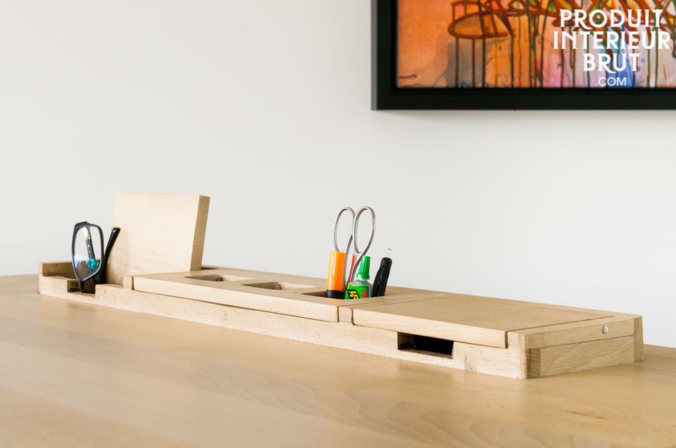 Der Schreibtisch Möka besteht ganz aus Buchenholz und holt ein gewisses etwas an natürlichem