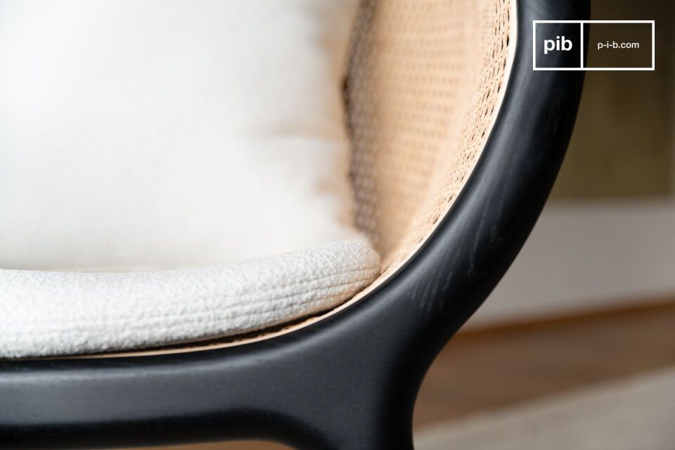 Dieser Sessel aus massiver Esche in Schwarz verfügt über ein rundes Design