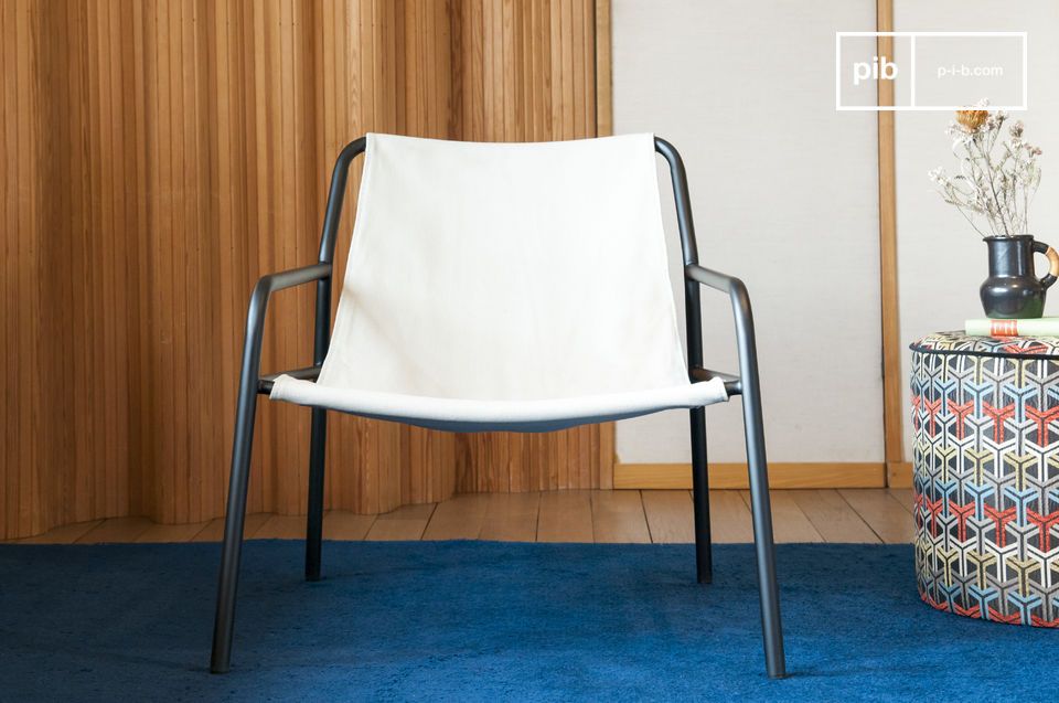 Die Geometrie des Stuhls verleiht ihm ein luftiges Aussehen.