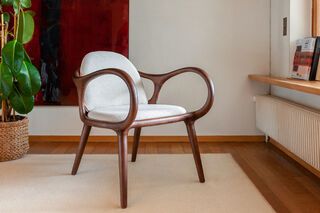 Brauner Sessel aus Massiv-Eschenholz und ecru Bouclé-Stoff Onyx