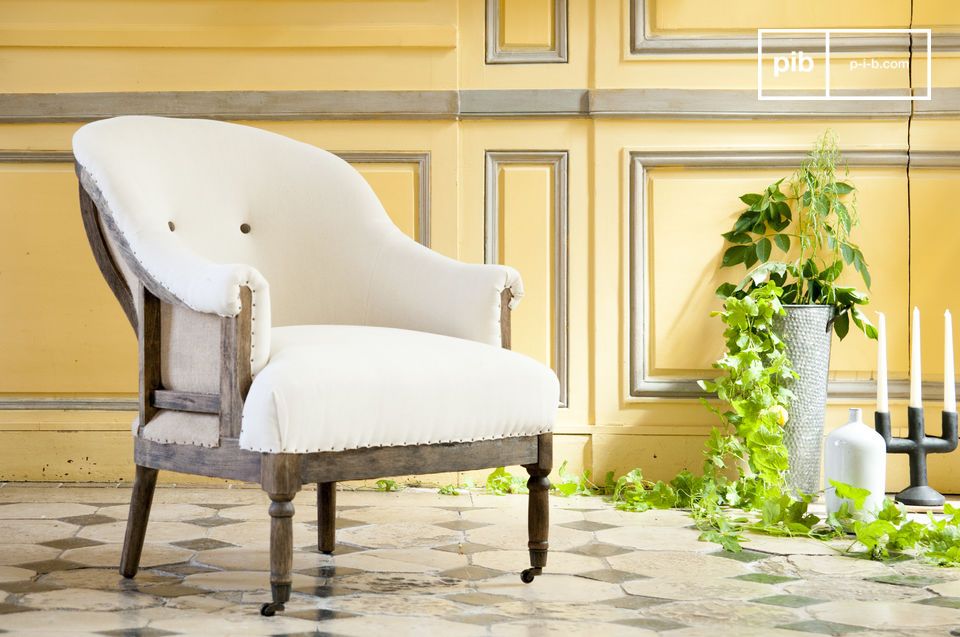 Schöner weißer Sessel aus Leinen im Landhausstil.