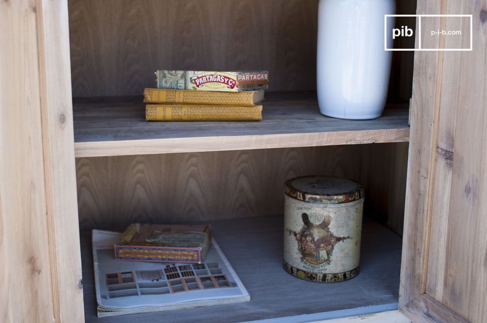 Dieses Sideboard besteht ganz aus massivem Tannenholz