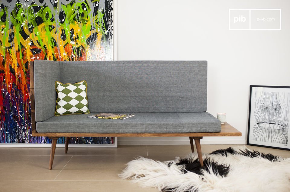 Schönes graues Sofa im klassischen skandinavischen Stil.