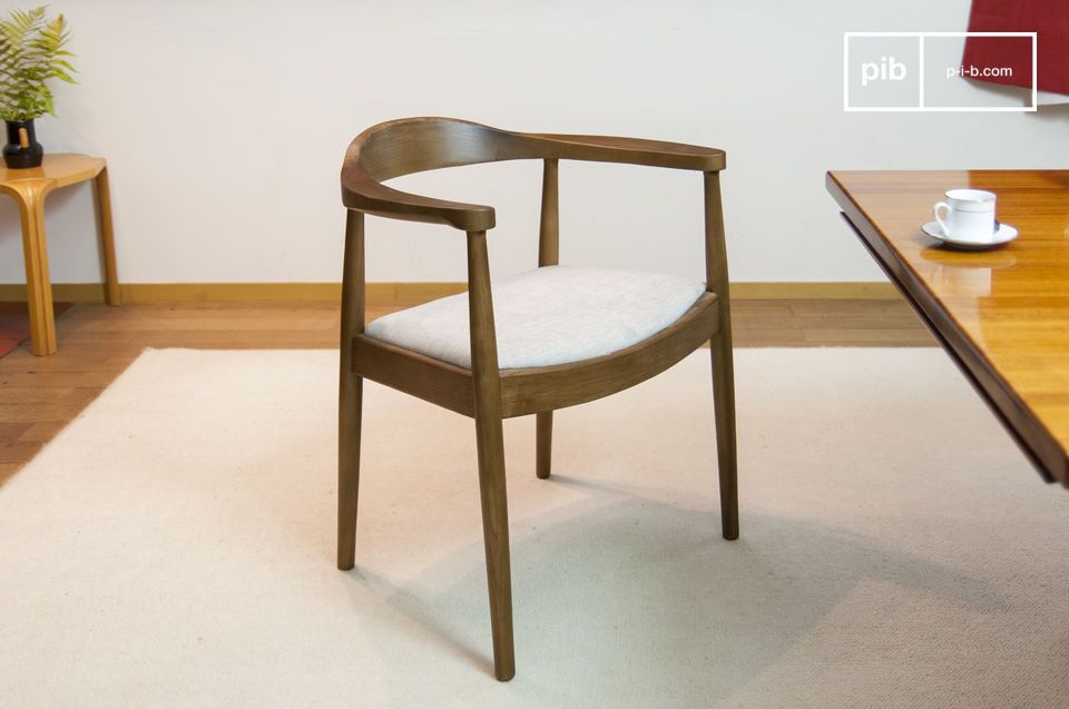 Dieser Stuhl mit seinen typisch skandinavischen Designlinien.