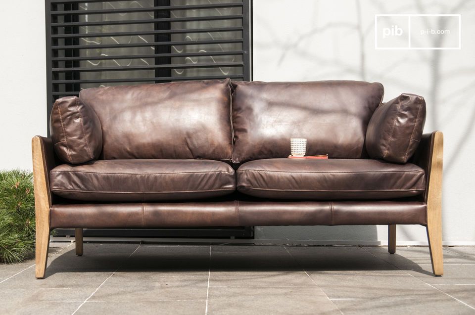 Massive Eiche und weiche Lederstruktur für ein langlebiges und stilvolles Sofa.