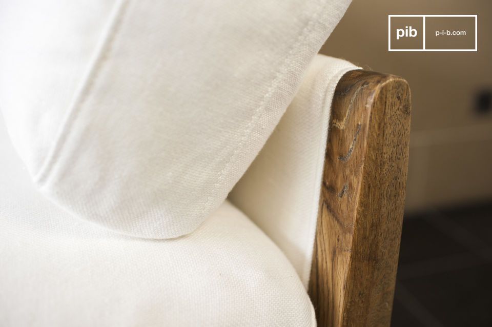 Das Gestell aus lackierter Eiche verleiht diesem Sofa einen einzigartigen Charakter.