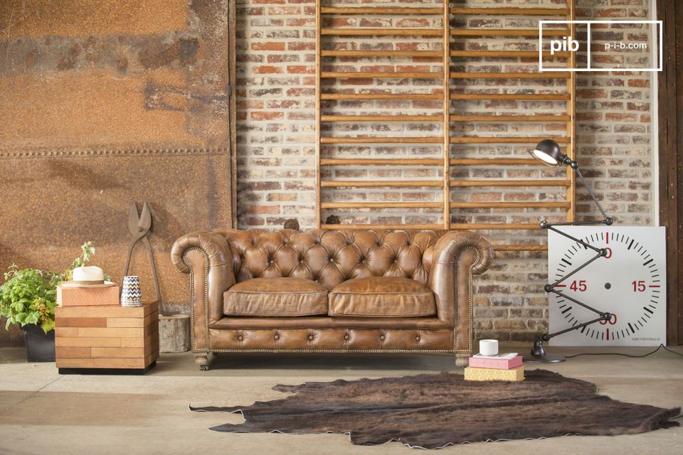 Der entschieden industrielle Stil dieses Sofas verleiht ihm den Look Ihres Wohnzimmers.