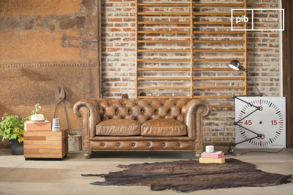 Der industrielle Stil dieses Sofas wird Ihrem Wohnzimmer das gewisse Etwas verleihen.