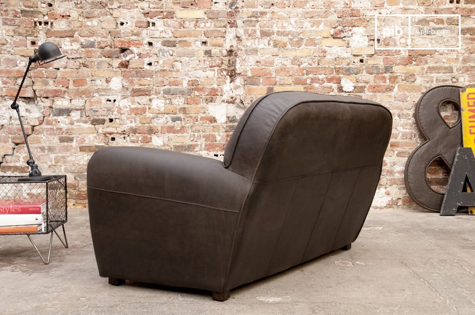Dieses Zweisitzer-Sofa ist aus 100 % Rindsleder mit leichtem Used-Effekt und präsentiert sich durch