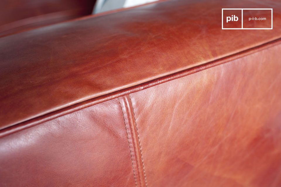 Korallenroter Farbton des Leders, der dem Sofa eine weiche Wärme verleiht.