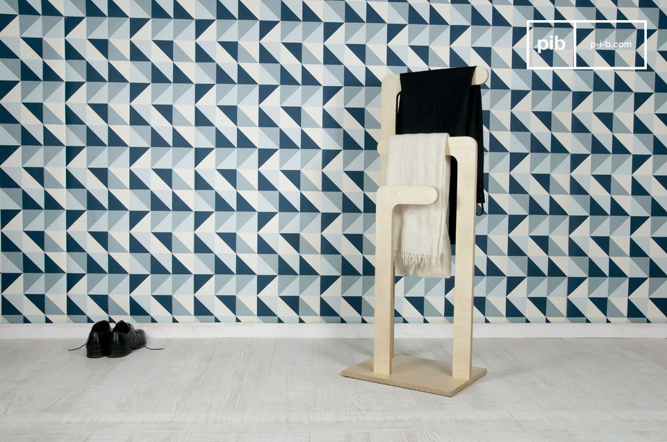 Helle Holzgarderobe.