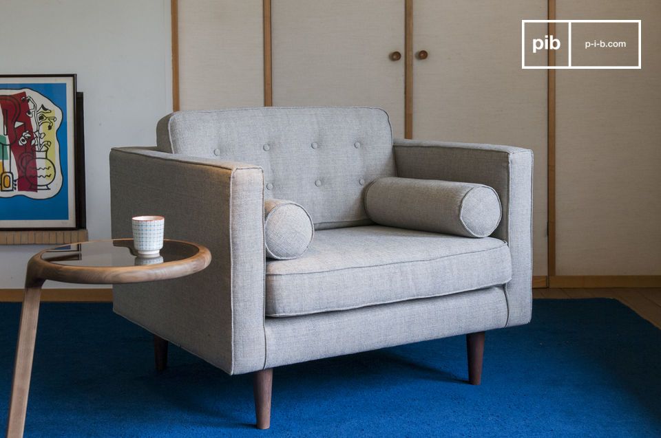 Das Sofa hat schöne skandinavische Vintage-Linien.