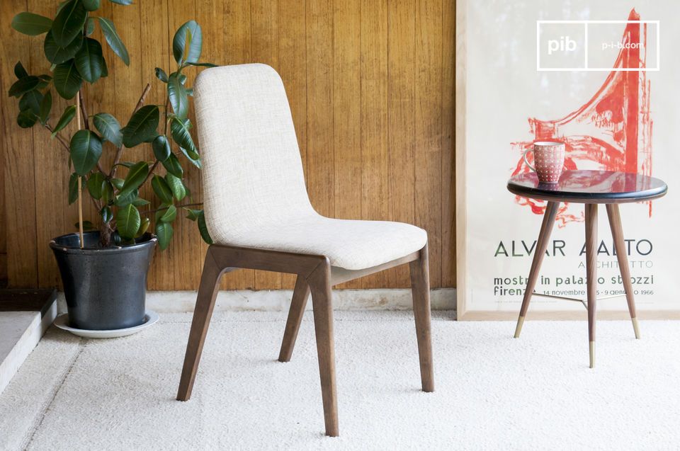 Der Stuhl hat ein raffiniertes und filigranes Design.