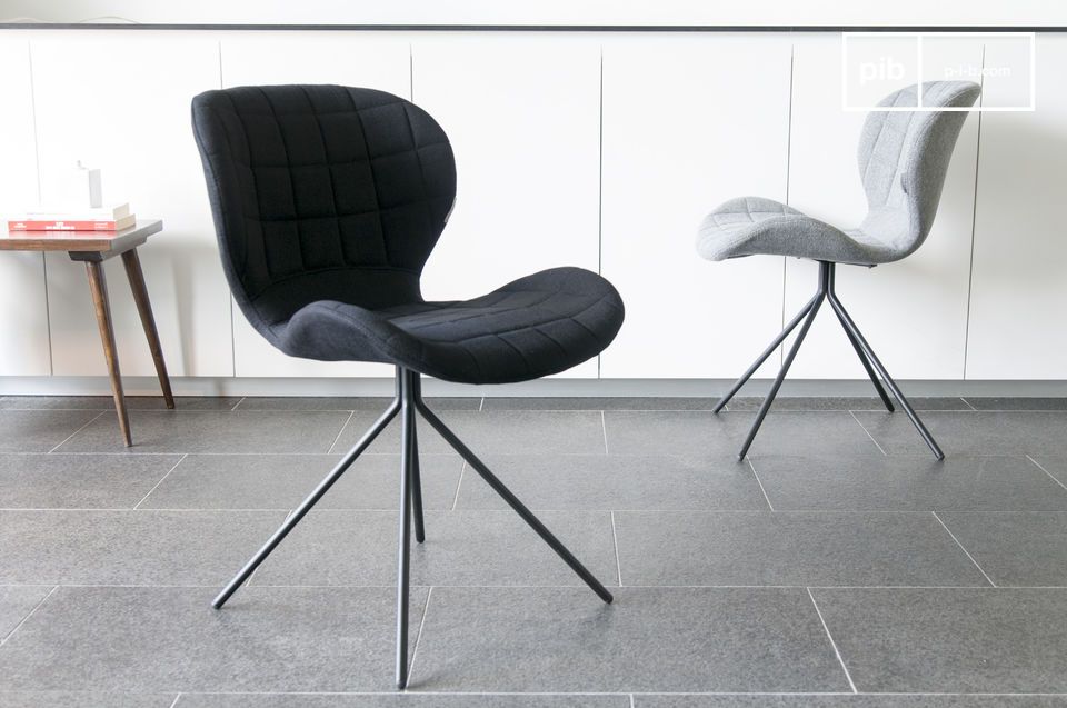 Schöner dunkelgrauer Stuhl im skandinavischen Stil.