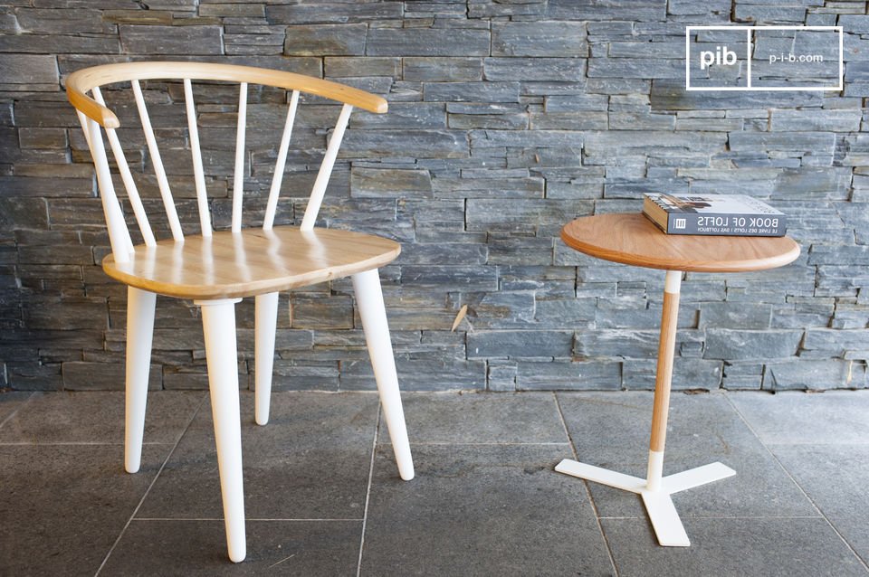 Schöner skandinavischer Stuhl in aller Einfachheit.