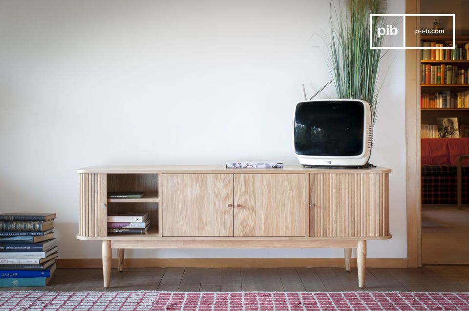 Schöner skandinavischer TV-Schrank aus hellem Holz.