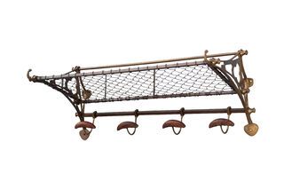 Wandgarderobe im Eisenbahn-Stil