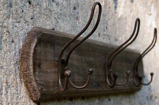 Wandgarderobe mit drei dreifachen Haken