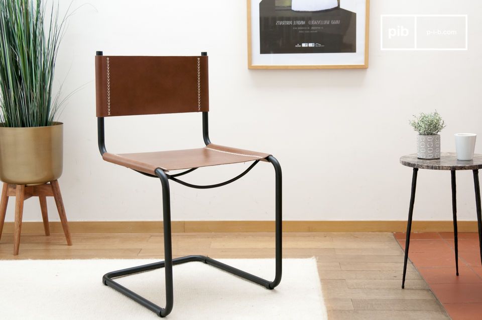Hübscher ikonischer Designerstuhl aus braunem Leder und mattschwarzem Metall.